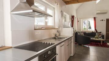 Réfrigérateur, micro-ondes, four, plaque de cuisson