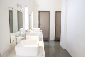 Shower, free toiletries, towels, soap - Empire Royale Hotel - Hostel (Mumbai)