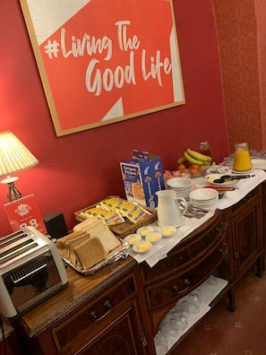 Daily English breakfast for a fee - OYO Bailbrook Lodge, Bath (Bath)