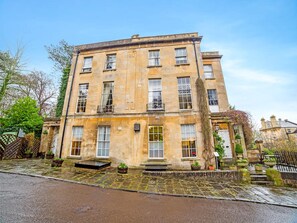 Front of property - OYO Bailbrook Lodge, Bath (Bath)