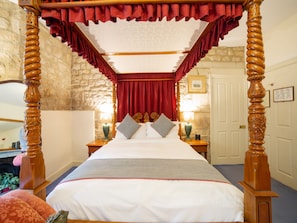 Superior Suite, Multiple Beds (Quadruple) | In-room safe, individually decorated, desk, iron/ironing board - OYO Bailbrook Lodge, Bath (Bath)