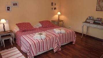 1 chambre, bureau, fer et planche Ă repasser, lit parapluie