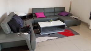 تلفزيون بشاشة مسطحة