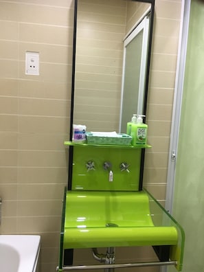 Studio | Bathroom | Combined shower/tub, deep soaking tub, free toiletries, hair dryer