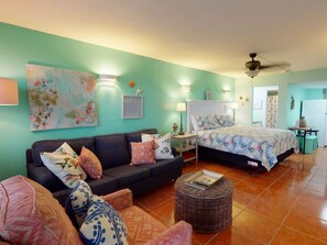TV - Studio Condo in Town, Near Beach, Shared Pool and Hot Tub (Port Aransas)