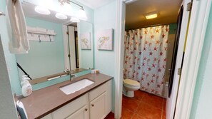 Combined shower/bathtub, towels