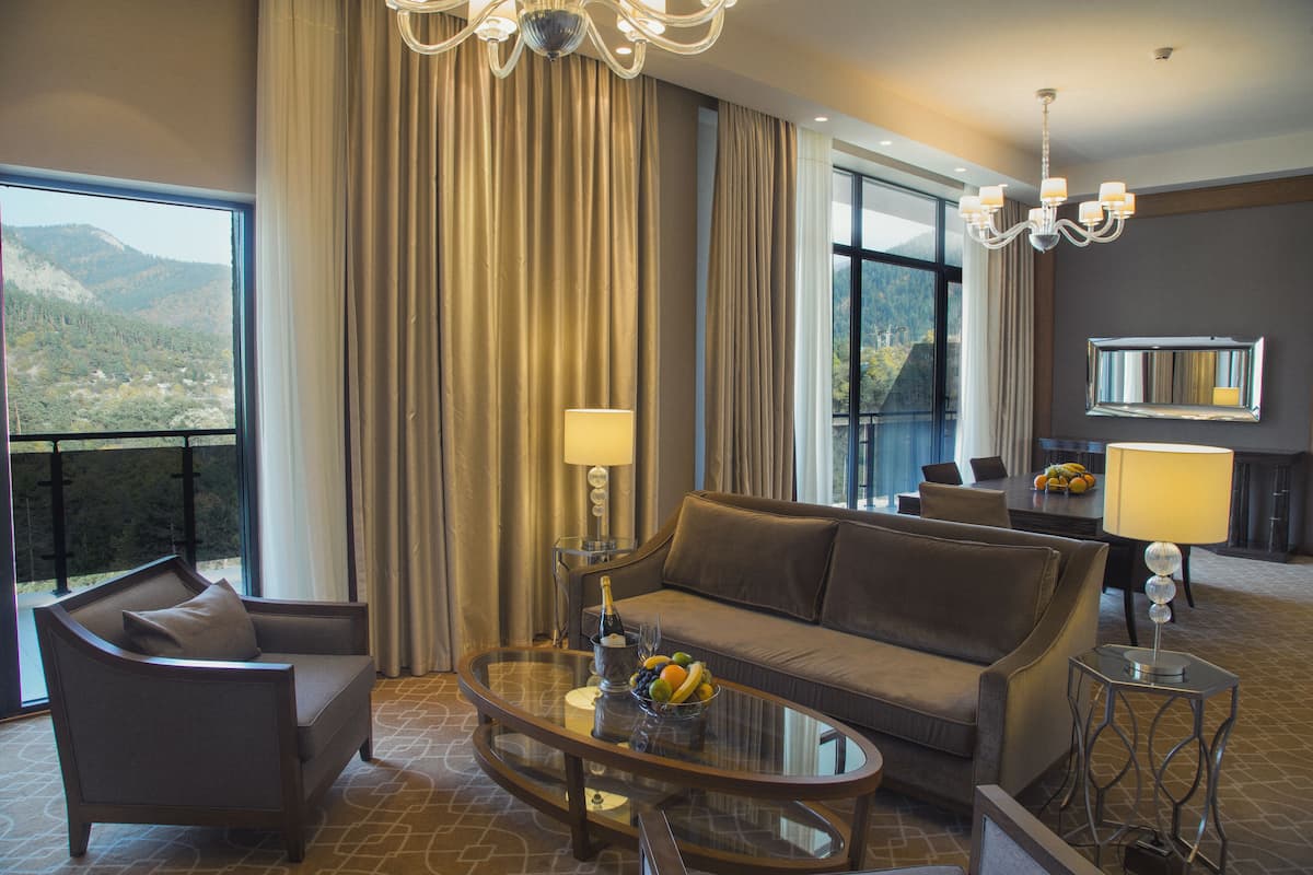 Phòng Suite Executive | Minibar, két bảo mật tại phòng, bàn 