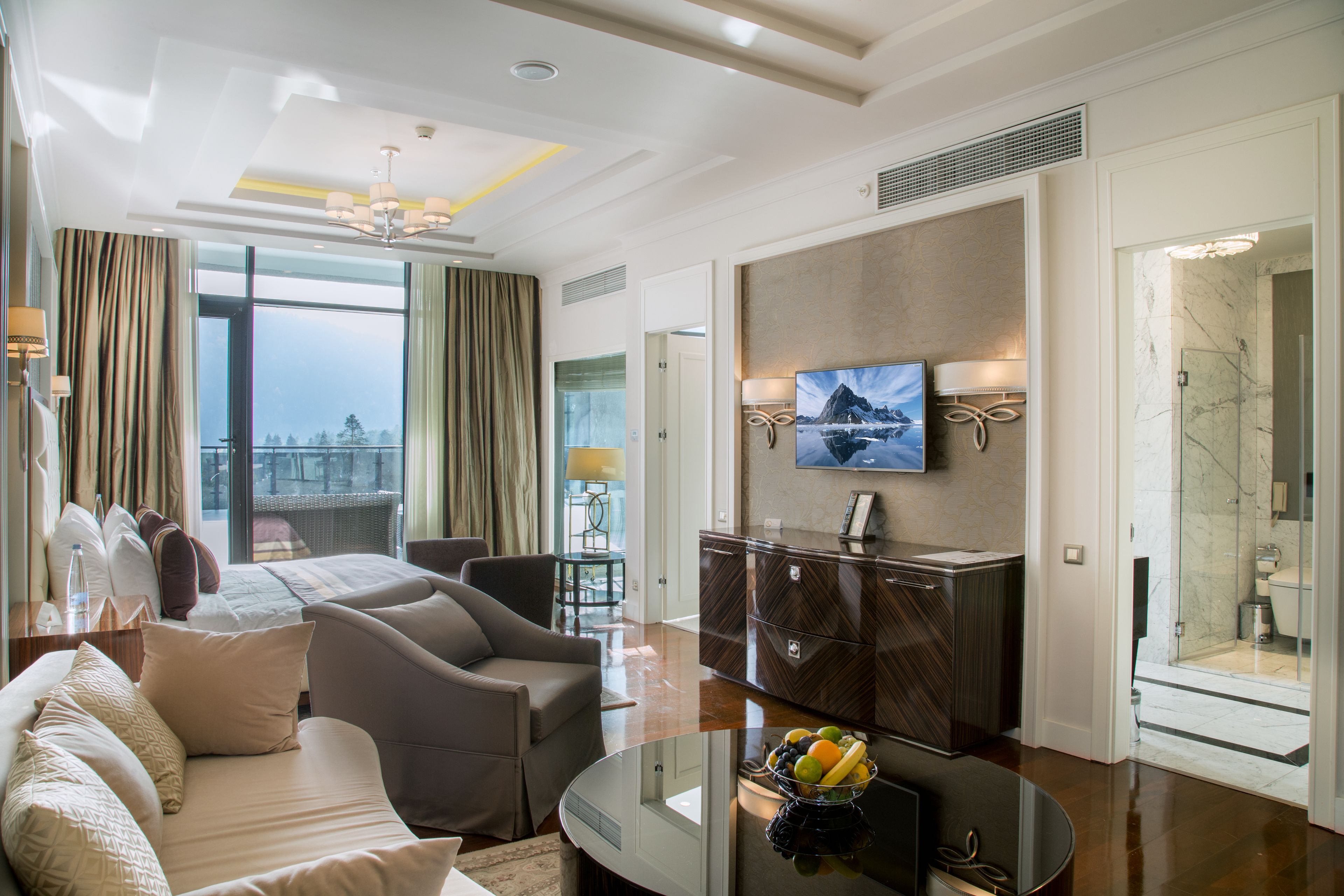 Presidential Suite | Minibar, in-room safe, desk, laptop workspace