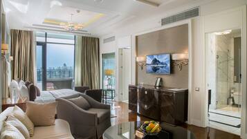 Presidential Suite | Minibar, in-room safe, desk, laptop workspace