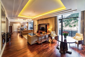 Suite presidencial | Sala de estar | Smart TV de 40 pulgadas con canales por cable