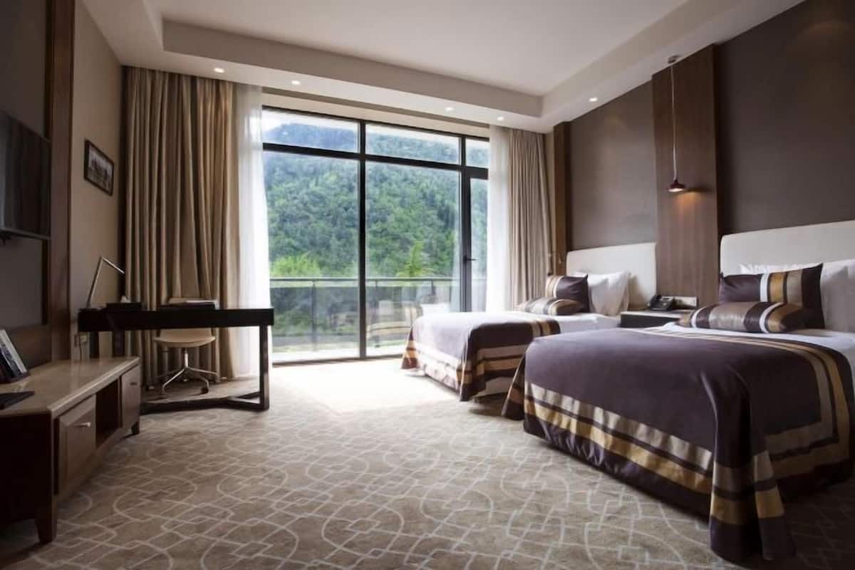 Minibar, in-room safe, desk, laptop workspace