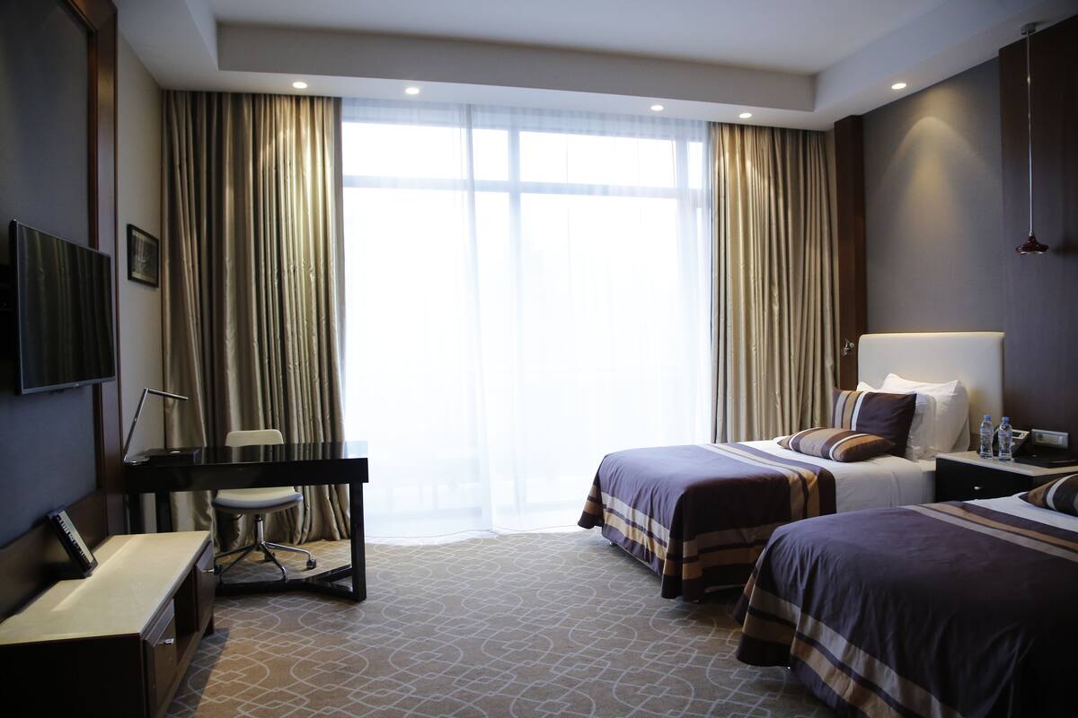Minibar, két bảo mật tại phòng, bàn 