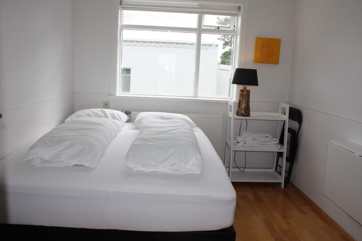 Habitación doble económica, baño compartido | Cortinas blackout, wifi gratis y ropa de cama