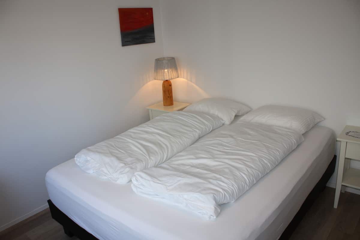 Habitación básica doble, baño compartido | Cortinas blackout, wifi gratis y ropa de cama