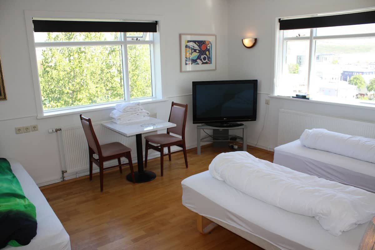 Habitación triple Confort, baño compartido | Cortinas blackout, wifi gratis y ropa de cama