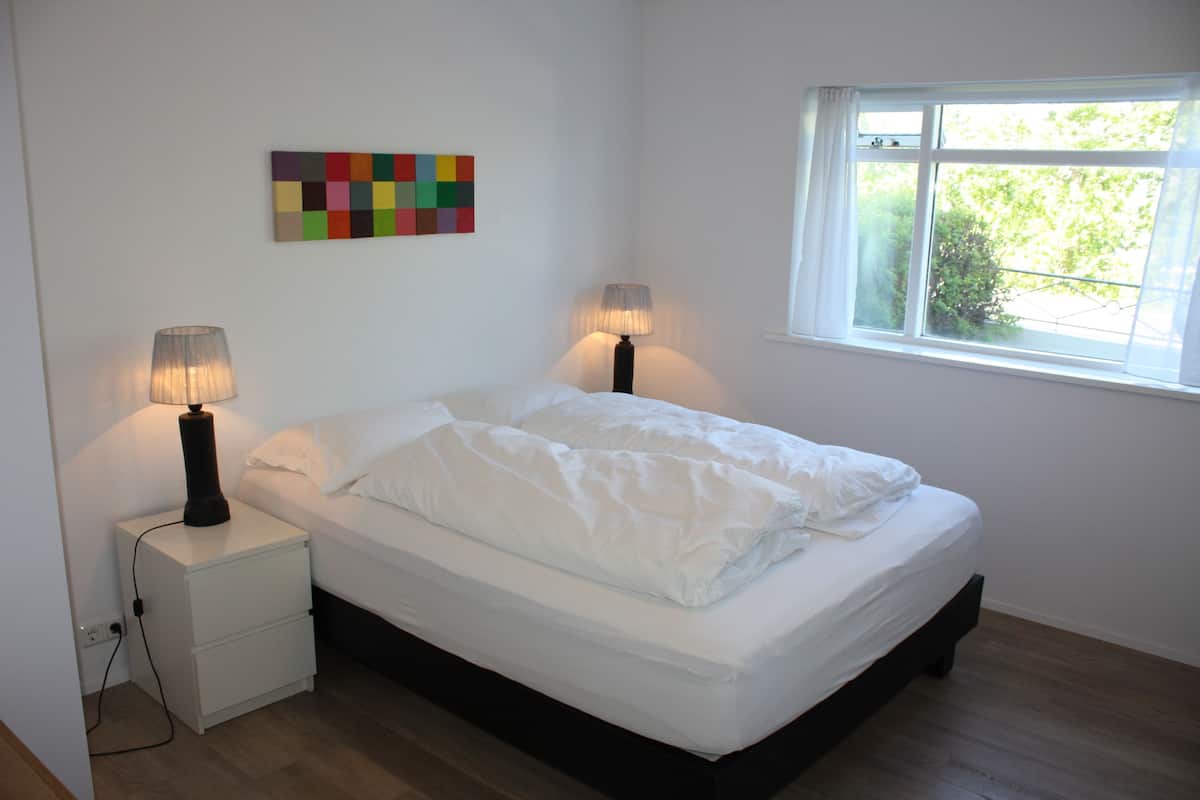 Habitación básica doble, baño compartido, planta baja | Cortinas blackout, wifi gratis y ropa de cama