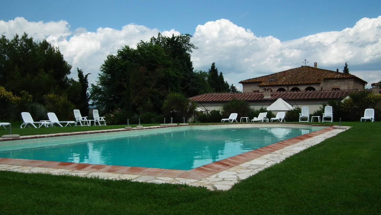 Piscine extérieure (ouverte en saison), parasols de plage