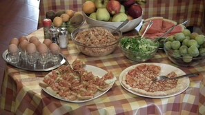 Free daily local cuisine breakfast  - Il Canto del Sole (Monteroni d'Arbia)