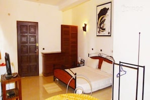 Comfort tweepersoonskamer, 1 queensize bed | Luxe beddengoed, een minibar, een bureau, verduisterende gordijnen