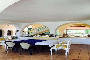 S'hi serveixen esmorzars, dinars i plats de cuina local i internacional
