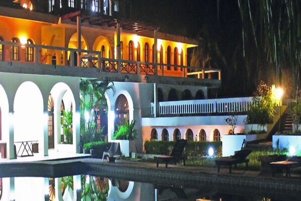 Voorkant accommodatie - avond/nacht