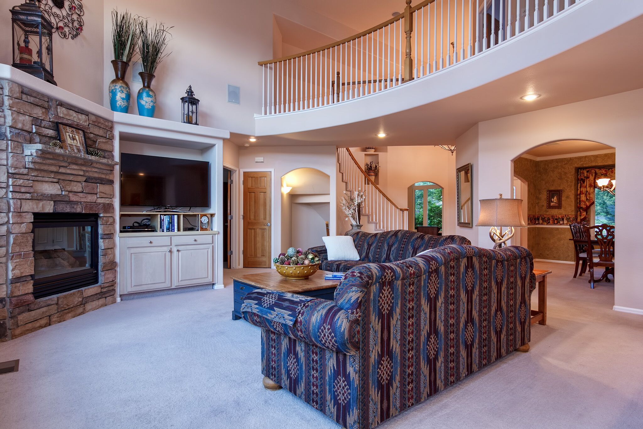 Smart TV, chimenea, reproductor de DVD y juguetes 