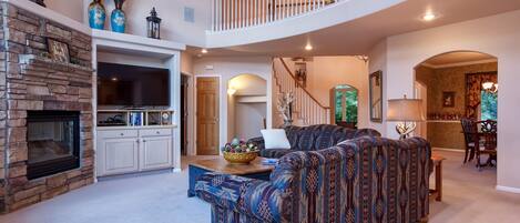 Smart TV, chimenea, reproductor de DVD y juguetes