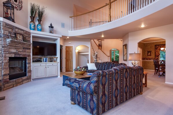 TV connectée, cheminée, lecteur de DVD, jouets