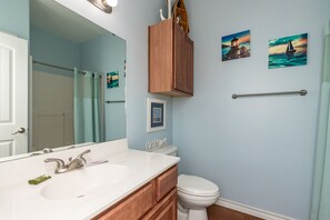 Ensemble baignoire-douche, séchoir à cheveux, serviettes fournies