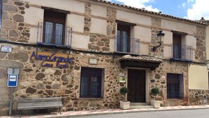A rustic stone building with a sign reading "Alamo Grande Casa Rural". - Casa Rural Álamo Grande (Layos)