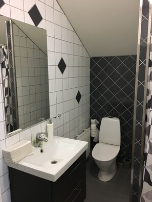 Twin Room, Shared Bathroom | Bathroom