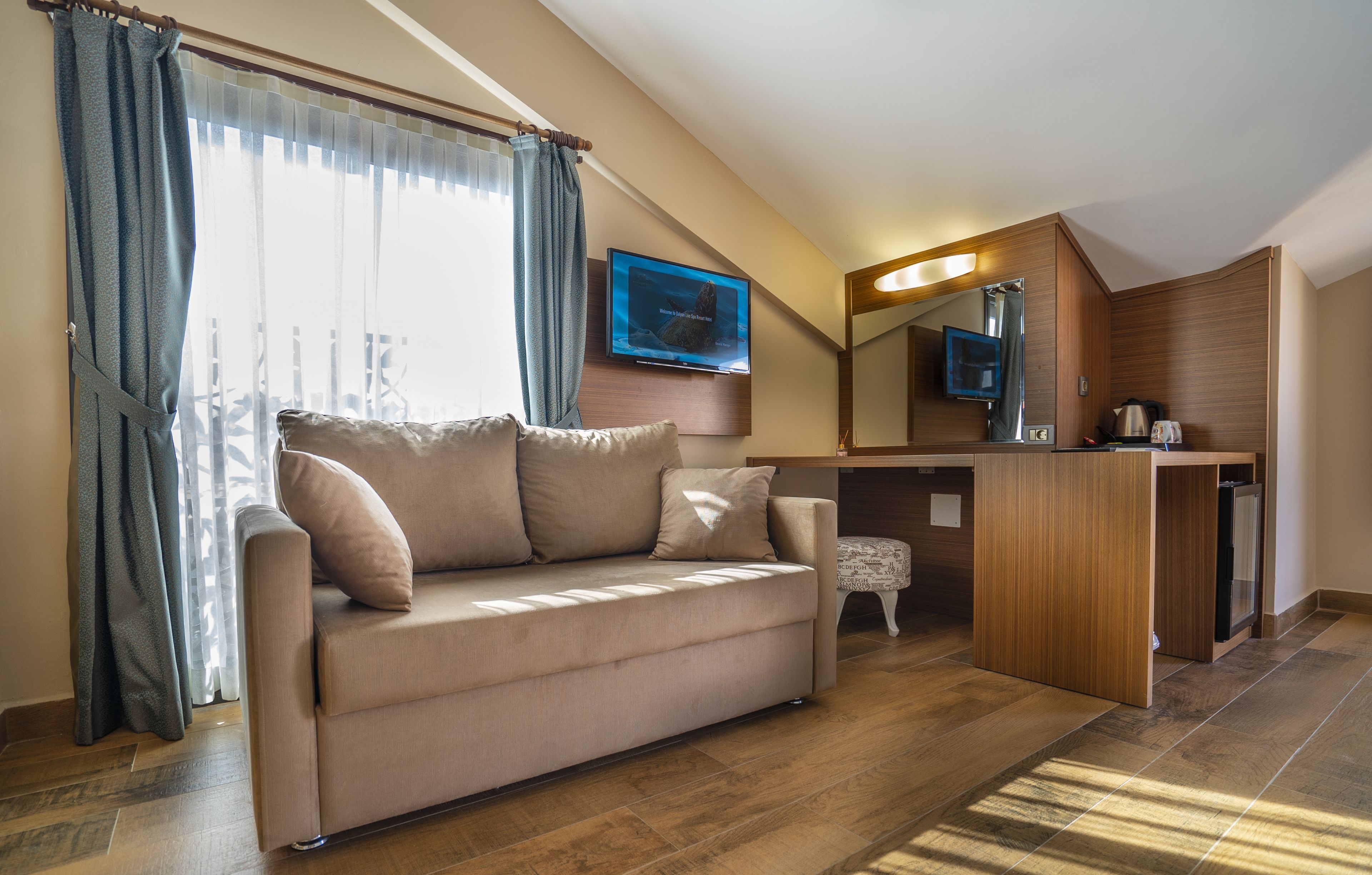 deluxe room | minibar, in-room safe, desk, soundproofing