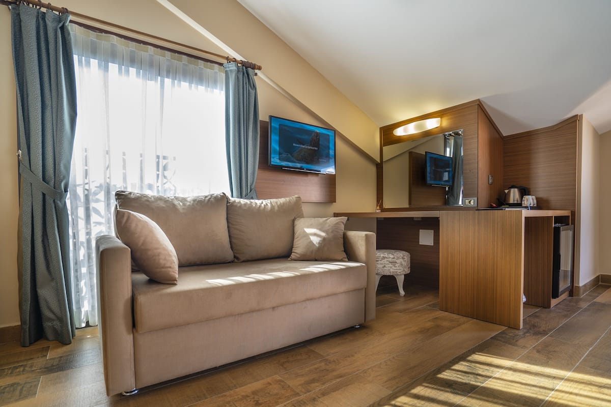 deluxe room | minibar, in-room safe, desk, soundproofing