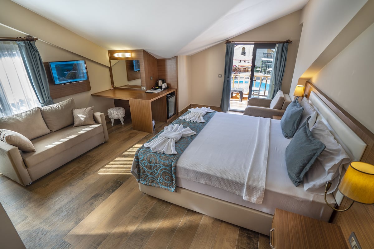 deluxe room | minibar, in-room safe, desk, soundproofing