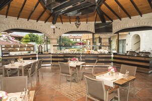 Breakfast, lunch and dinner served