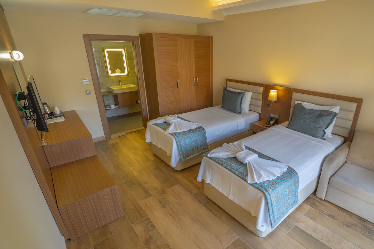 Standard Room | Bar mini, peti besi dalam bilik, meja, kalis bunyi