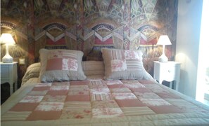 Quarto casal (La Carioca) | Cofres nos quartos, escrivaninha, ferros/tábuas de passar roupa