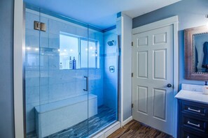 Bathtub, hair dryer, towels, shampoo - Bend Hideaway w/ Huge Yard, Hot Tub & Bikes (Bend)