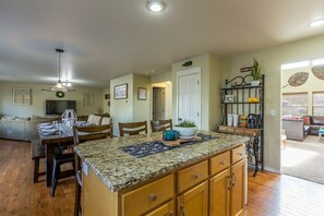 Dining - Bend Hideaway w/ Huge Yard, Hot Tub & Bikes (Bend)
