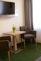 Ropa de cama de alta calidad, escritorio y sistema de insonorización 