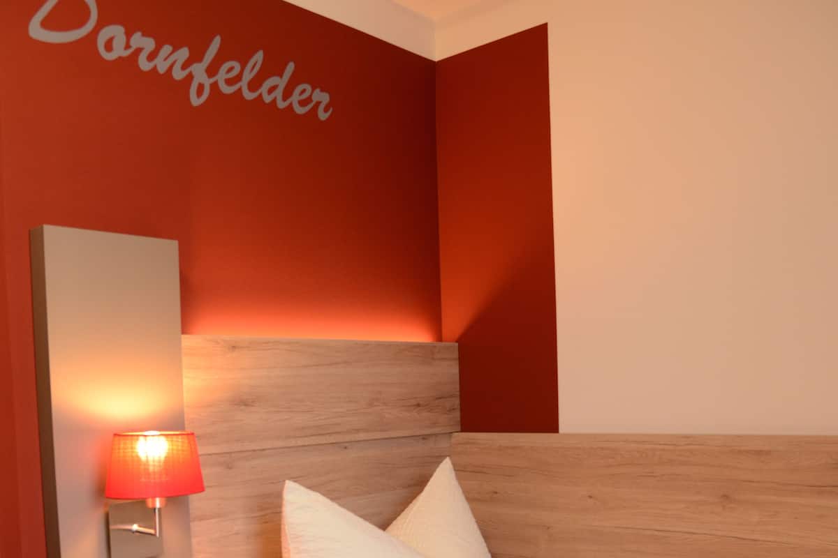 Eenpersoonskamer | Luxe beddengoed, een bureau, geluiddichte muren, gratis wifi