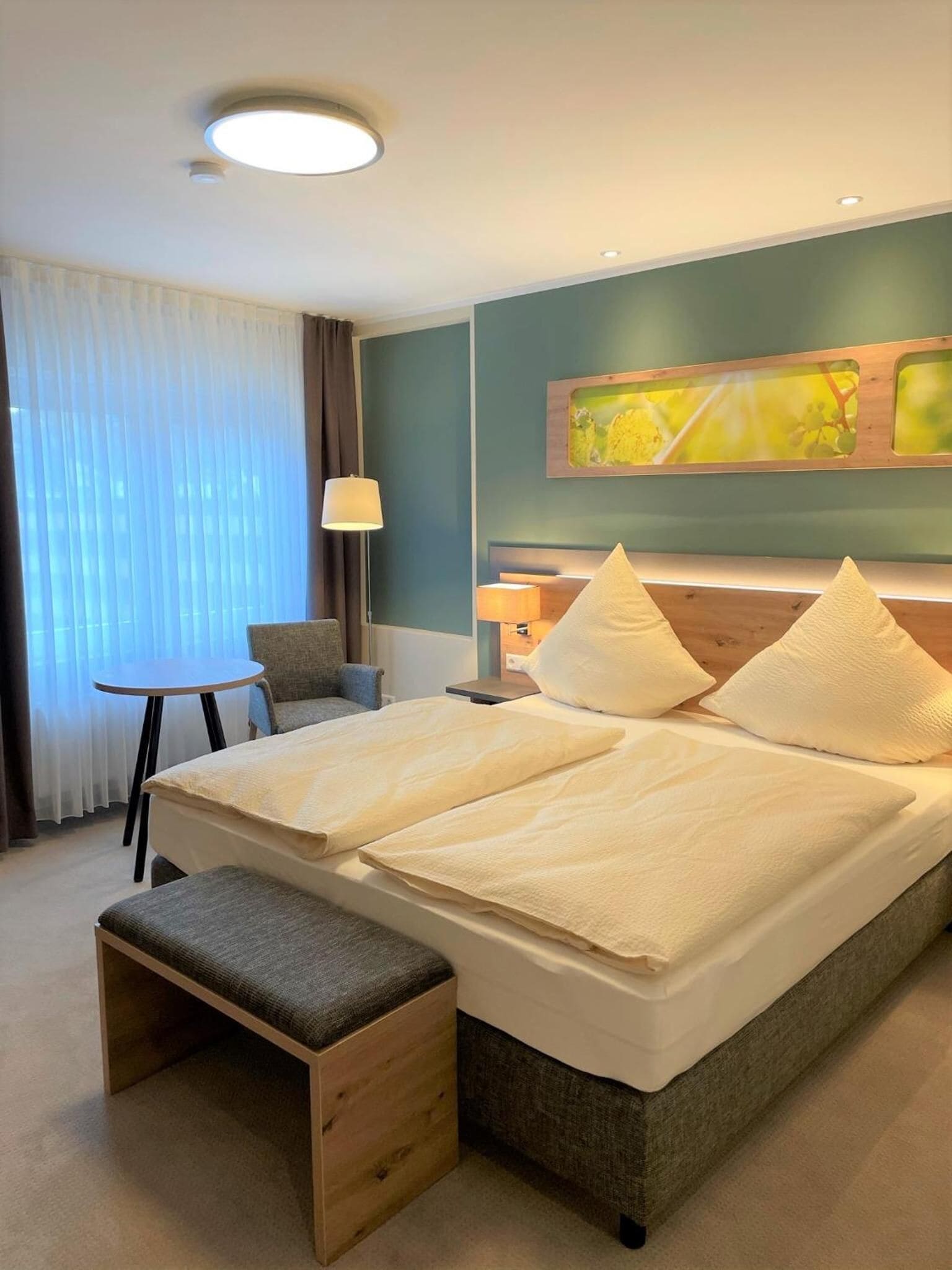 Premium bedding, desk, soundproofing, free WiFi