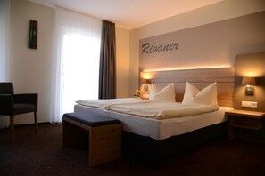 Hochwertige Bettwaren, Schreibtisch, schallisolierte Zimmer