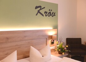 Ropa de cama de alta calidad, escritorio y sistema de insonorización 