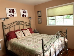 2 bedrooms, in-room safe, desk, iron/ironing board