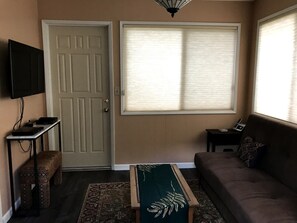 Smart TV, fireplace, DVD player, books - Oak Creek Canyon Cottage: cozy and scenic, minutes from downtown Sedona (Sedona)