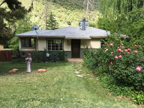 Exterior - Oak Creek Canyon Cottage: cozy and scenic, minutes from downtown Sedona (Sedona)