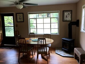 Dining - Oak Creek Canyon Cottage: cozy and scenic, minutes from downtown Sedona (Sedona)