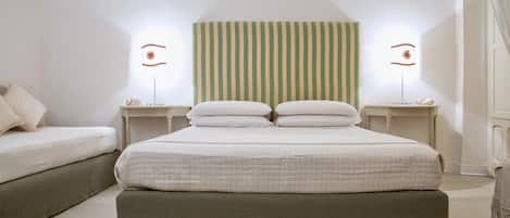 Deluxe driepersoonskamer | Een minibar, een kluis op de kamer, een bureau, gratis wifi