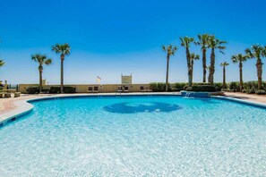 Piscine couverte, piscine chauffée, chaises longues